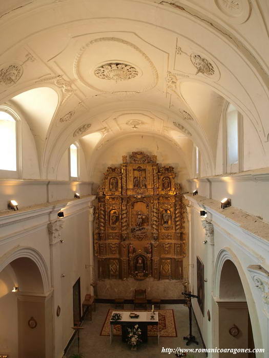 INTERIOR DEL TEMPLO HACIA EL OESTE. CABECERA ACTUAL CON RETABLO BARROCO